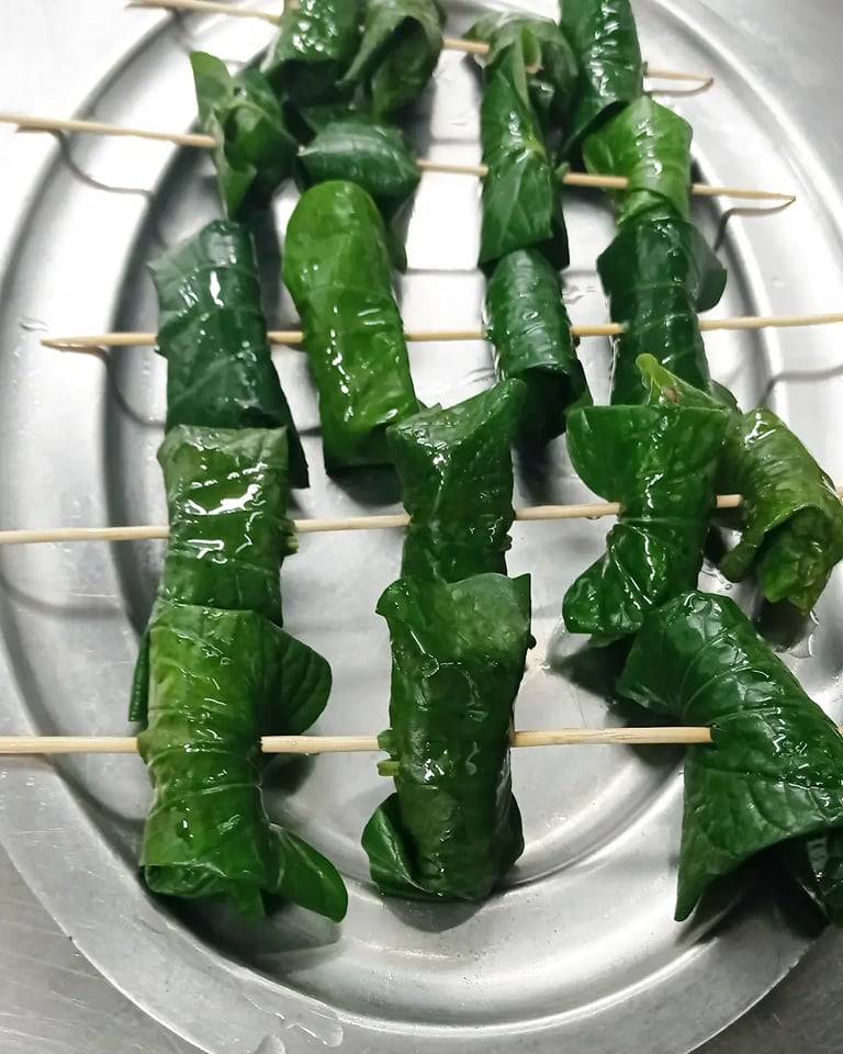 Roulés de feuilles de La Lôt à la viande hâchée avant cuisson